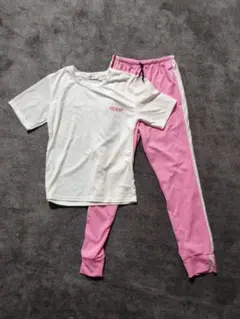 ホワイトTシャツとピンクパンツのセット セットアップ ジャージ上下