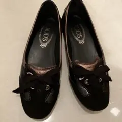 TOD'S 黒金 リボン付きローファーのサムネイル