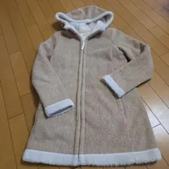 フード付きベージュフリースコート