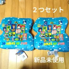 トイ・ストーリー　ダイカットロゴクッション２つ　ピクサー　アニメ　新品未使用