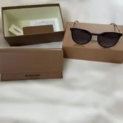 BURBERRY ブラックサングラス ケース付きのサムネイル