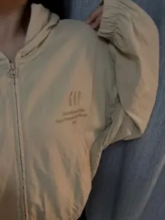 ベージュ パーカー