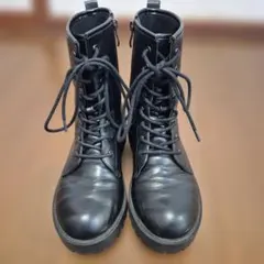 ジッパー付きブラックレースアップブーツ