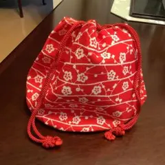 赤い花柄の巾着袋