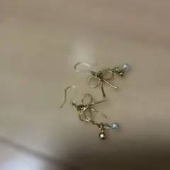 リボンモチーフ 樹脂フックピアス ゴールドカラー