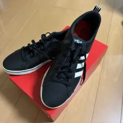 adidas ブラック スニーカー ホワイトストライプ