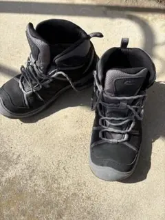 防水ミッドカット登山靴 ブラック　KEEN