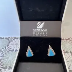 これはスワロフスキーのジュエリーコレクションのターコイズの三角形のスタッドピアス