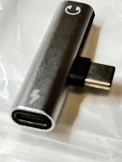 USB −C端子を備えたイヤホンジャック、充電しながら同時に音楽を再生できます。