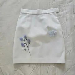 ライトグレー 花柄刺繍台形タイトスカート