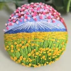 #148　富士山　桜　風景　刺繍ブローチ　ハンドメイド　くるみボタン