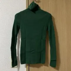 ユニクロ　グリーン タートルネック ニット