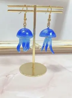 ハンドメイドピアス クラゲ レジン 揺れる 夏 ブルー サマー イヤリング変更可