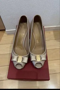 フェラガモ　ベージュ オープントゥ ハイヒール