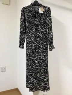 スプレイ購入新品未使用タグ付き　モノトーンプリントボウタイ　ワンピース