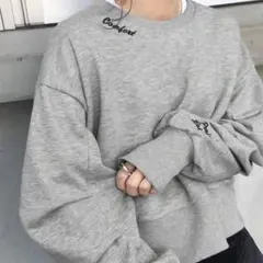 グレー　刺繍入り　リラックスフィット　スウェット