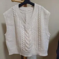 アイボリー Vネック ニットベスト
