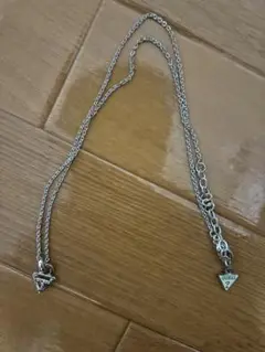 GUESS トライアングルペンダント ネックレス