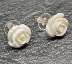◆白色珊瑚調の薔薇ピアス◆ダブルキャッチでお届け