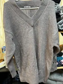 GU グレー系 Vネックニットセーター XL