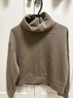 ベージュ タートルネック クロップドパーカー