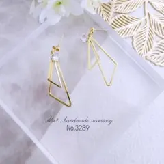 No.3289　ダブルW三角ゴールド　ピアス/イヤリング