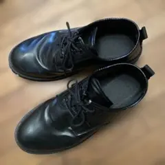 黒のレースアップシューズ
