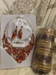 赤のストーンネックレス＆ピアスのセットとインド　ボリウッド　バングルセット