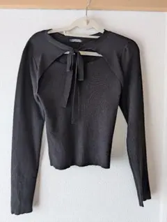リボン付きブラック長袖トップス