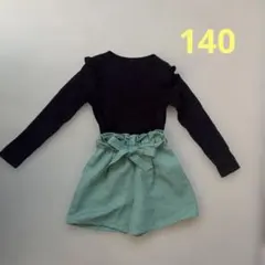 GU 黒長袖Tシャツと緑ショートパンツセット