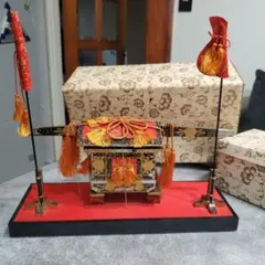 伝統的な雛人形の飾り 赤金