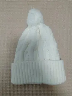【美品】ホワイト アクリル ニット帽 42-46cm ポンポン付き