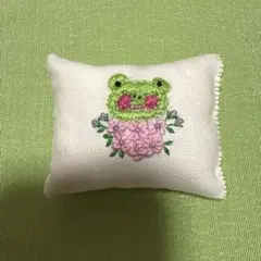 カエルの刺繍入りピンクッション 針山