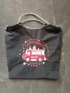 Yum.Péng（ユンペン）の刺繍トートバッグです。