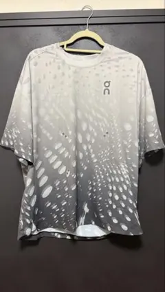 グレー Performance Volt ランニング Tシャツ