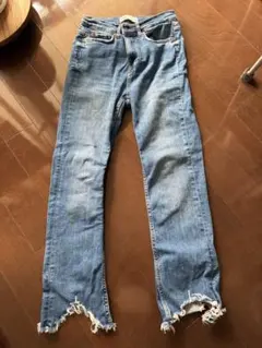 ZARA フリンジ裾 ライトブルーデニムパンツのサムネイル