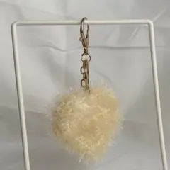 ホワイトハート型ファーチャーム