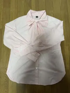 リボン付きピンク長袖シャツ