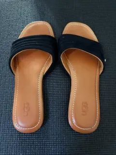 UGG スエード フラットサンダル ブラックのサムネイル