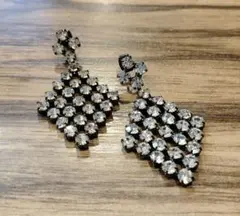 スクエアガラスビジューピアス　ブラックニッケル　日本製