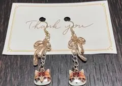 猫の顔チャームとリボンチャーム付きピアス
