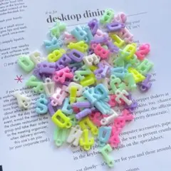 【送料無料】アルファベット♡プラチャーム♡【ランダム100個セット】