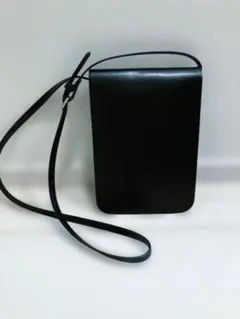 ブラック フラップ付きショルダーバッグ