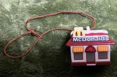 雪積もるマクドナルド店舗　ハッピーセット