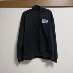 フード付き黒パーカー ロゴプリント