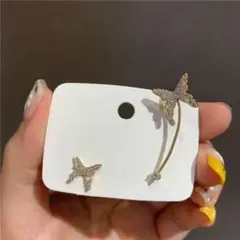 インポート☆おしゃれなデザインです‼️パピヨン左右非対称ピアス