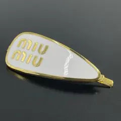 現行モデル　美品　MIUMIU ロゴ　ヘアピン バレッタ　GP ホワイトのサムネイル