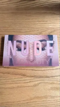 HUDA BEAUTY NUDE アイシャドウパレットのサムネイル
