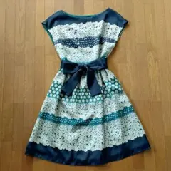 アナトリエ 青と白の小花柄 ひざ丈ワンピース ウエストリボン付き