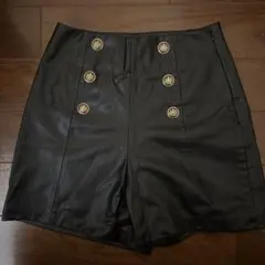 ZARA 黒レザーショートパンツ
